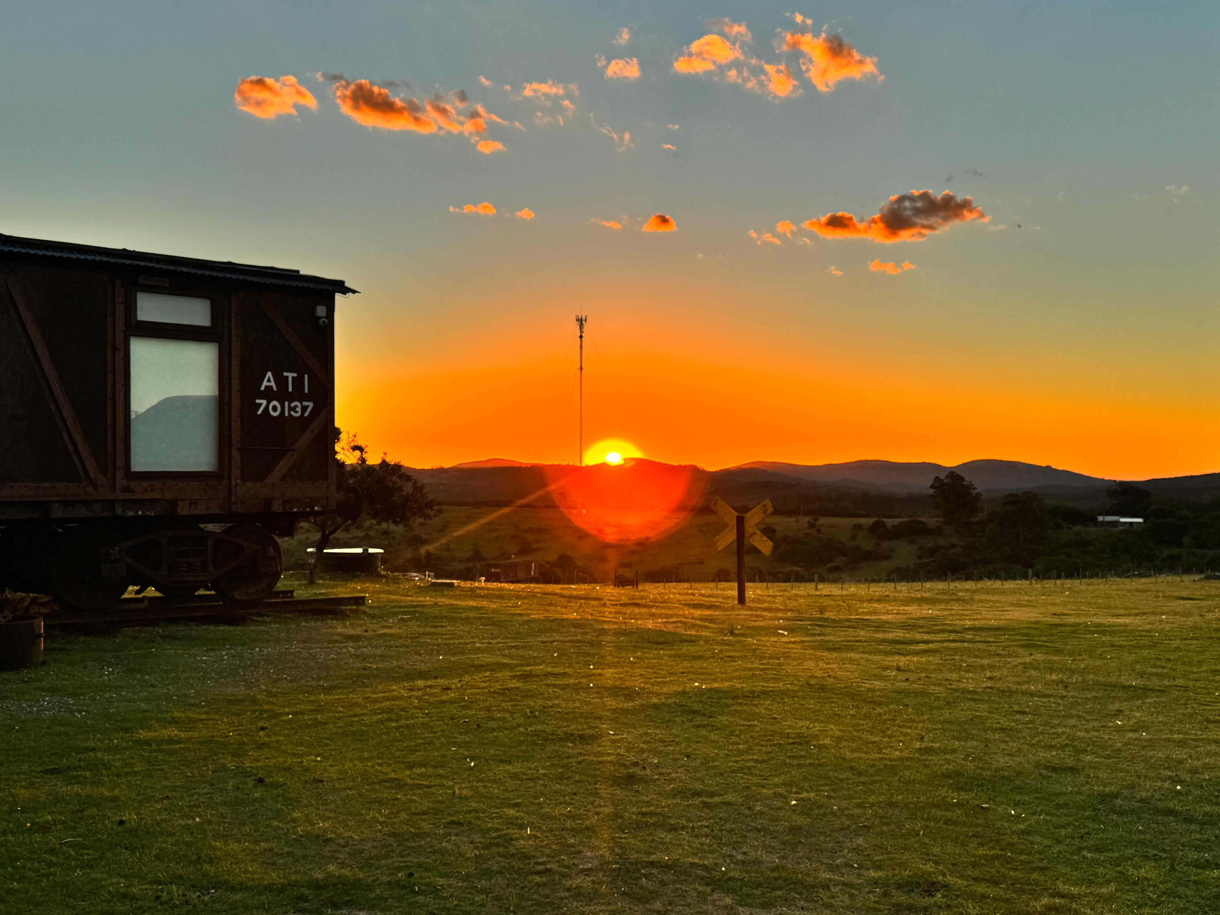 Atardecer en Sierra de las Ánimas con vista al vagón